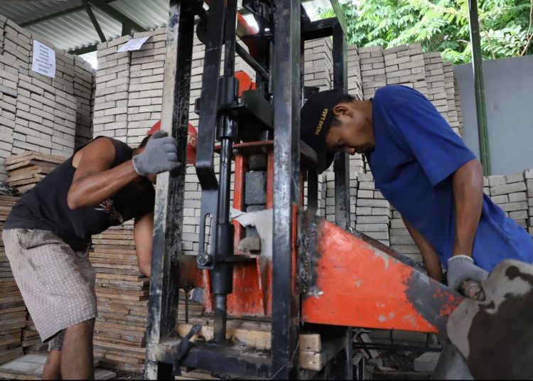 Salah satu program padat karya pembuatan paving untuk menekan angka kemiskinan dan jumlah pengangguran terbuka.