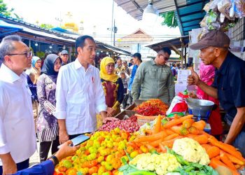 Presiden RI Joko Widodo saat mengunjungi pasar di Rogojampi Banyuwangi.