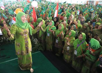 Gubernur Jawa Timur Khofifah bersama dengan 15 ribu muslimat NU dalam gelaran Dzikir, Sholawat dan Doa yang digelar dalam rangka menyambut Hari Ibu Tahun 2023 di Jatim International Expo.