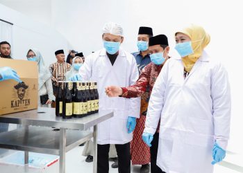 Gubernur Jawa Timur Khofifah Indar Parawansa meninjau pabrik Kapiten Nusantara milik Pondok Pesantren An-Nur II Al-Murtadlo Malang.