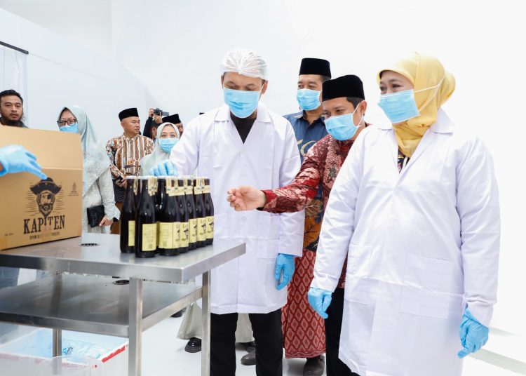Gubernur Jawa Timur Khofifah Indar Parawansa meninjau pabrik Kapiten Nusantara milik Pondok Pesantren An-Nur II Al-Murtadlo Malang.