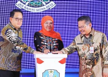 Gubernur Jatim Khofifah Indar Parawansa menekan sirine sebagai melaunching Badan Riset dan Inovasi Daerah (Brida) Jatim.