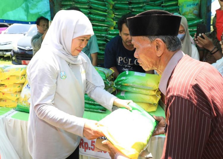 Gubernur Jawa Timur Khofifah Indar Parawansa membagikan beras kepada lansia dalam kegiatan pasar murah di Sumenep.