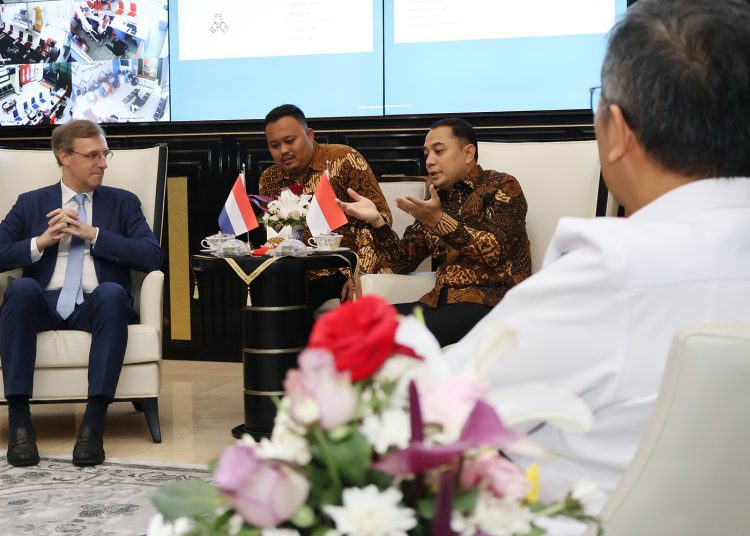 Wali Kota Eri Cahyadi kedatangan tamu dari Kedutaan Besar (Kedubes) Kerajaan Belanda, Adriaan Palm di ruang kerjanya.