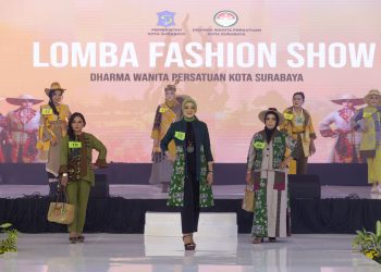 Salah satu penampilan fashion show pada saat acara Hari Ulang Tahun (HUT) Ke-24 DWP Kota Surabaya di Convention Hall.