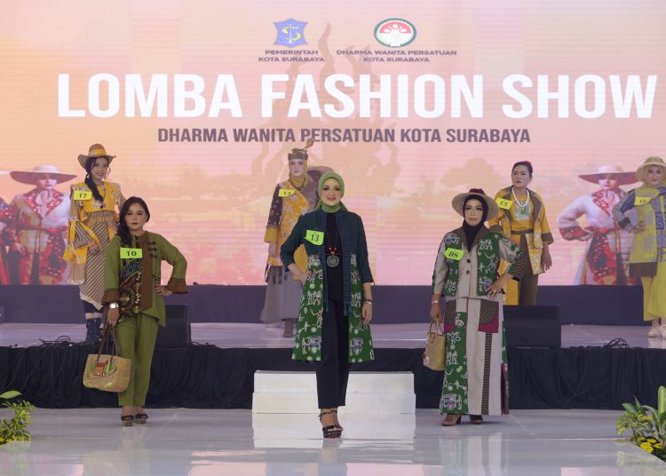 Salah satu penampilan fashion show pada saat acara Hari Ulang Tahun (HUT) Ke-24 DWP Kota Surabaya di Convention Hall.