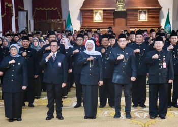 Gubernur Jawa Timur Khofifah Indar Parawansa melantik 160 Pejabat Administrator Eselon III di lingkungan Pemerintah Provinsi Jawa Timur di Gedung Negara Grahadi Surabaya.