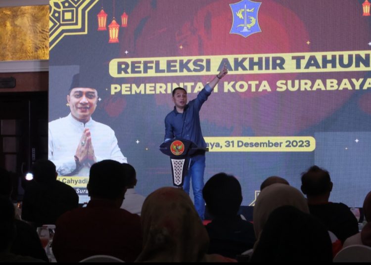 Wali Kota Eri Cahyadi saat memberikan pengarahan dalam kegiatan refleksi akhir tahun 2023 di lobi lantai 2 Balai Kota Surabaya.