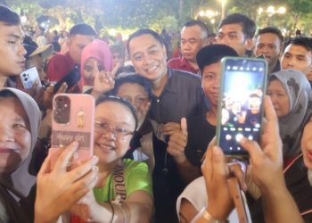 Wali Kota Surabaya Eri Cahyadi bersama warga di Taman Surya di malam pergantian tahun.