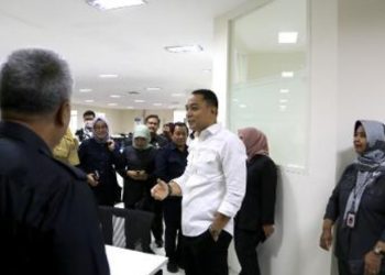 Wali Kota Surabaya Eri Cahyadi memberikan pengarahan pada jajarannya di Convention Hall Siola.