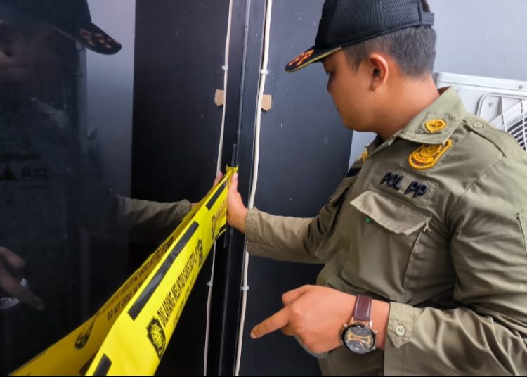 Foto ilustrasi, penyegelan salah satu tempat usaha di Surabaya.