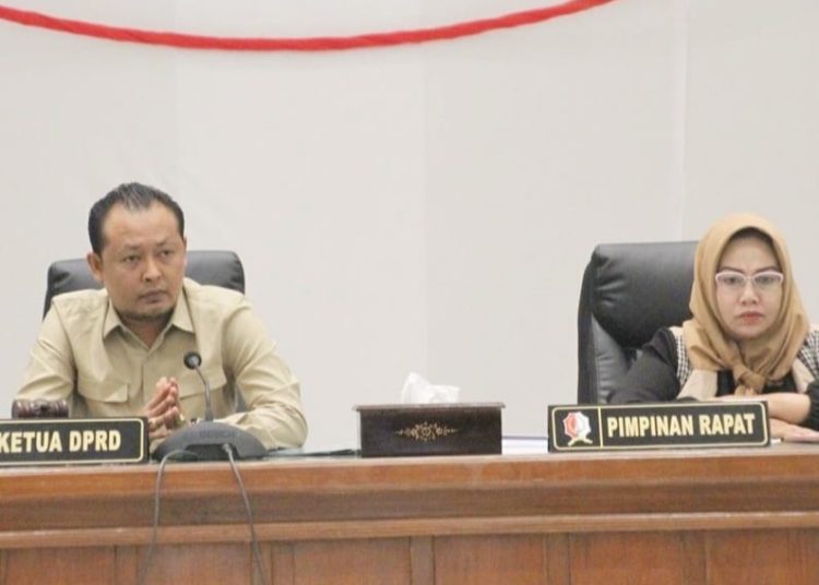 Ketua DPRD Bojonegoro Abdulloh Umar (kiri) memimpin rapat paripurna dengan agenda pembukaan masa sidang I tahun 2024 serta penyampaian kalender kegiatan DPRD tahun 2024.