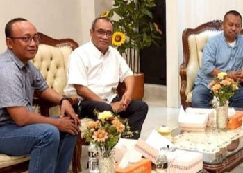 Dari kanan, Ketua PWI Jatim Lutfil Hakim, Ketua Panitia HPN Jatim 2024 Eko Pamuji dan Sekretaris Panitia HPN Jatim 2024 Sokip.