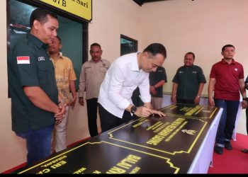 Wali Kota Surabaya Eri Cahyadi saat meresmikan Balai RW di Kelurahan Gading Kecamatan Tambaksari.