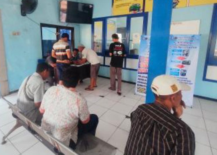 Suasana uji KIR di unit Pengujian Kendaraan Bermotor Dinas Perhubungan Bojonegoro.