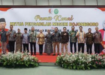 Foto bersama di sela acara pamit kenal ketua Pengadilan Negeri Bojonegoro yang lama Akhmad Bukhori, digantikan oleh Wisnu Widiastuti, yang dihadiri Pj Bupati Bojonegoro Adriyanto.