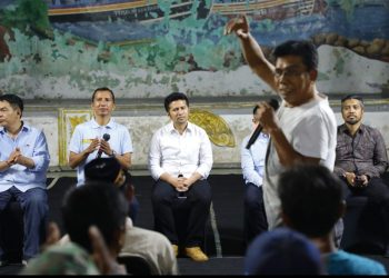 Wakil Gubernur Jawa Timur Emil Elestianto Dardak menemui dan berdialog nelayan Muncar di aula Tembok Rejo, Muncar, Kabupaten Banyuwangi.