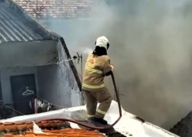 Foto ilustrasi pemadaman kebakaran di salah' satu wilayah yang padat penduduk.