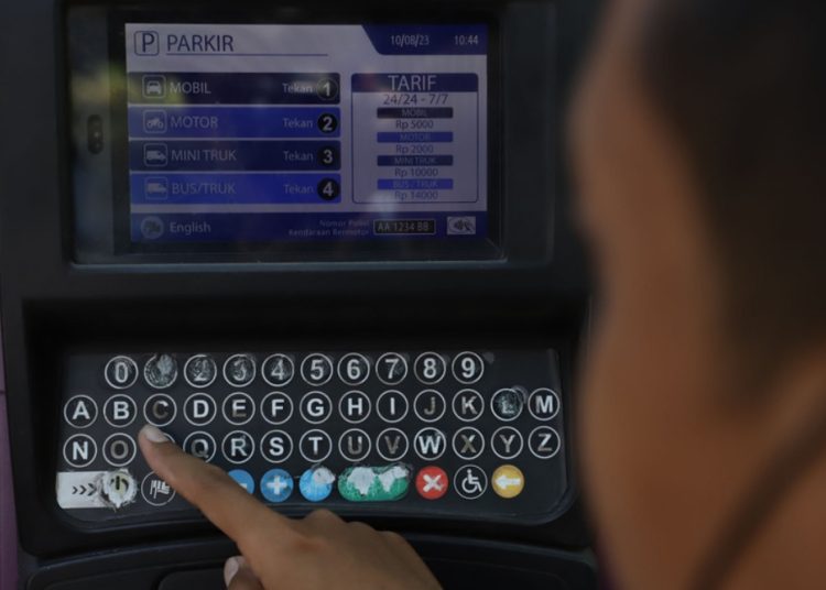 Penekanan sirine saat meresmikan Asrama Pulau Mandangin di SMA Negeri Taruna Nala, Kota Malang.