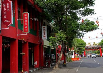 Papan nama berbahasa Mandarin dipasang di area toko di kawasan Kya-Kya Kembang Jepun, Surabaya.