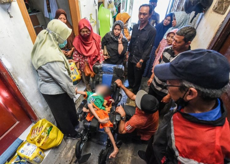 Pemberian bantuan kepada anak penderita Cerebral Palsy di Dinoyo Sekolahan, Kelurahan Keputran Kecamatan Tegalsari, Surabaya.