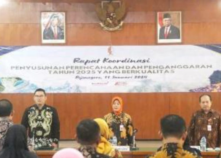 Rapat koordinasi penyusunan perencanaan dan penganggaran, di ruang Angling Dharma gedung Pemkab Bojonegoro.