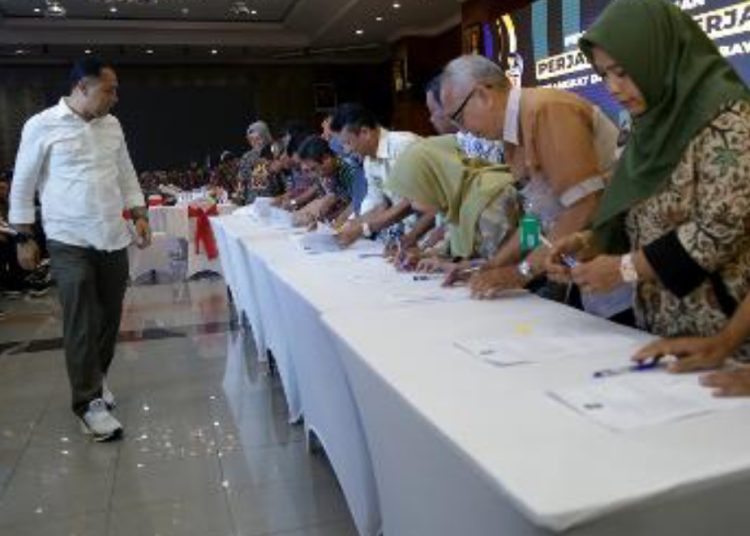 Penandatanganan kontrak kinerja para pejabat Pemkot Surabaya di Graha Sawunggaling.