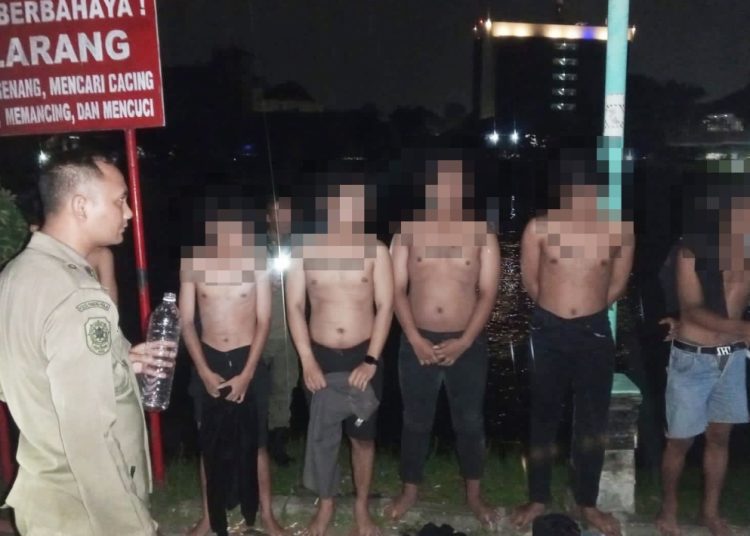 Beberapa remaja yang terjaring razia oleh Satpol PP Surabaya karena minuman keras di Taman Jagir Wonokromo.