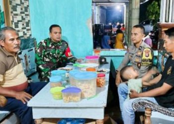 Babinsa Koramil 05/Dander Kodim 0813 Bojonegoro bersama Bhabinkamtibmas melaksanakan komunikasi sosial dengan warga.