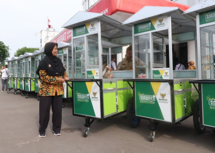 Bantuan berupa modal usaha berupa rombong yang diberikan kepada warga kategori keluarga miskin.