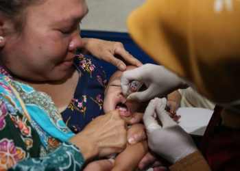 Pelaksanaan Pekan Imunisasi Nasional (SUB PIN) Polio serentak di Surabaya.