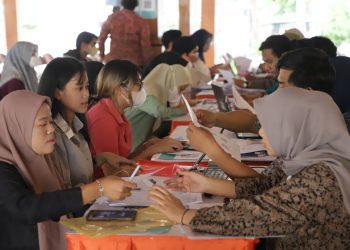 Foto ilustrasi verifikasi berkas pendaftaran beasiswa pemuda tangguh yang dilakukan Pemkot Surabaya.