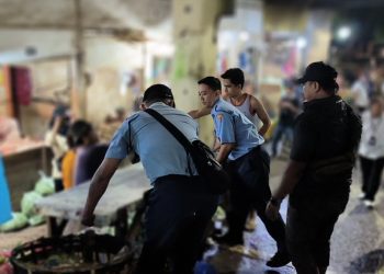 Personel PD Pasar Surya membantu pedagang untuk mengangkat lapak untuk kembali ke standnya masing-masing.