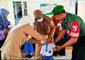 Babinsa Kodim Bojonegoro melakukan pendampingan imunisasi polio.