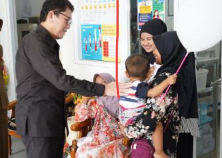 Pj Bupati Bojonegoro Adriyanto dalam kegiatan imunisasi/tetes vaksin polio bagi anak di Puskesmas Kecamatan Malo.