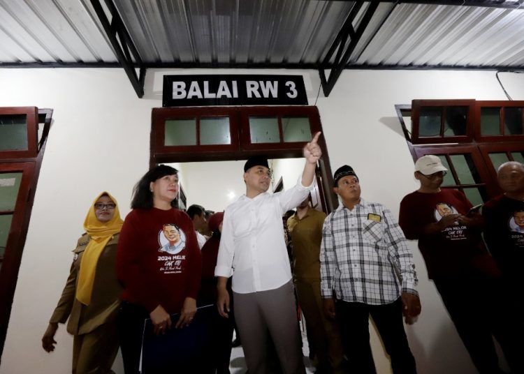 Wali Kota Surabaya Eri Cahyadi dalam peresmian salah satu balai RW. Ia menginginkan balai RW tidak hanya difungsikan sebagai tempat rapat, tetapi juga sebagai pusat pergerakan, kegiatan dan pelayanan masyarakat.