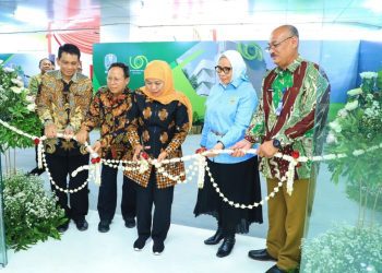 Gubernur Jawa Timur Khofifah Indar Parawansa memotong untaian melati saat meresmikan gedung rawat jalan dan kamar operasi Modular Operating Theatre di Rumah Sakit Mata Masyarakat (RSMM) Jatim.