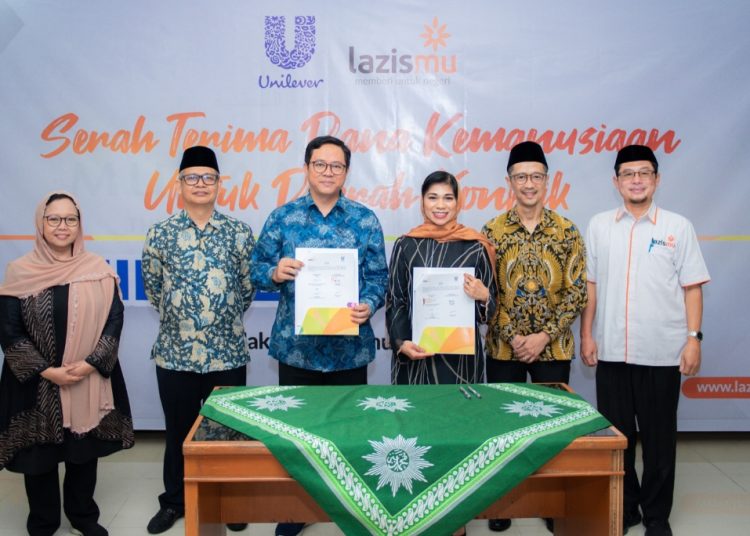 Foto bersama usai penandatangan kerjasama penyaluran dana kemanusiaan dari PT Unilever Indonesia Tbk, dengan Lazismu.
