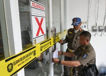 Satpol PP Surabaya melakukan penyegelan toko yang menjual minuman beralkohol yang tanpa dilengkapi izin.