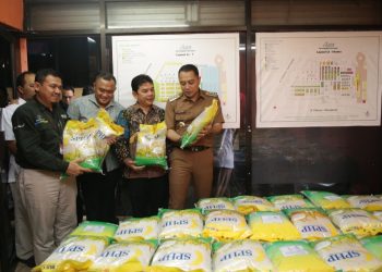 Foto dokumentasi Wali Kota Surabaya Eri Cahyadi saat meninjau Warung TPID di Pasar Wonokromo.