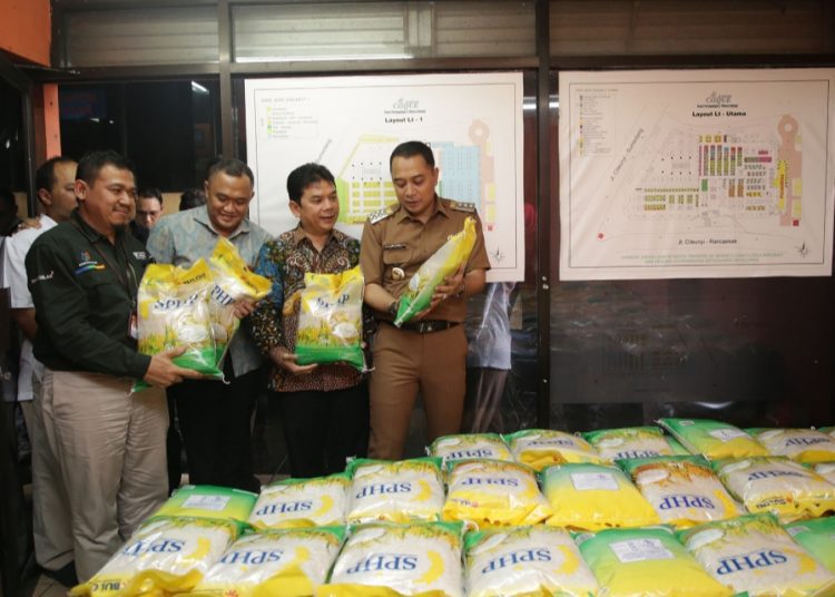 Foto dokumentasi Wali Kota Surabaya Eri Cahyadi saat meninjau Warung TPID di Pasar Wonokromo.