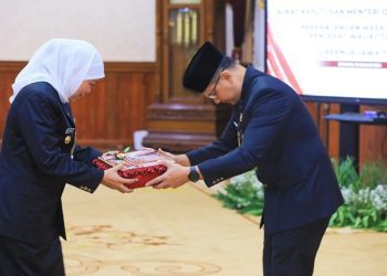 Gubernur Jawa Timur Khofifah Indar Parawansa menyerahkan  perpanjangan masa jabatan Pj) Wali Kota Batu di Gedung Negara Grahadi, Surabaya kepada Aries Agung Paewai.