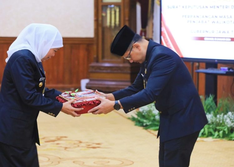 Gubernur Jawa Timur Khofifah Indar Parawansa menyerahkan  perpanjangan masa jabatan Pj) Wali Kota Batu di Gedung Negara Grahadi, Surabaya kepada Aries Agung Paewai.