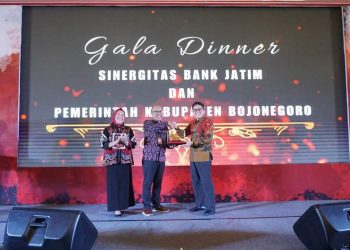 Pj Bupati Bojonegoro Adriyanto (kanan) dalam Gala Dinner Sinergitas Bank Jatim dan Pemerintah Kabupaten Bojonegoro di Eastern Hotel Bojonegoro.