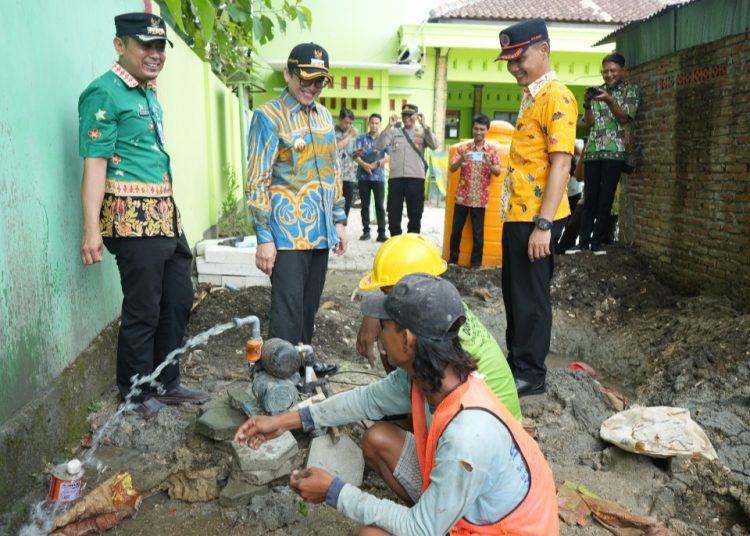 Pj Bupati Bojonegoro Adriyanto saat meninjau pembangunan sumur bor di Desa Tinumpuk, Kecamatan Purwosari.