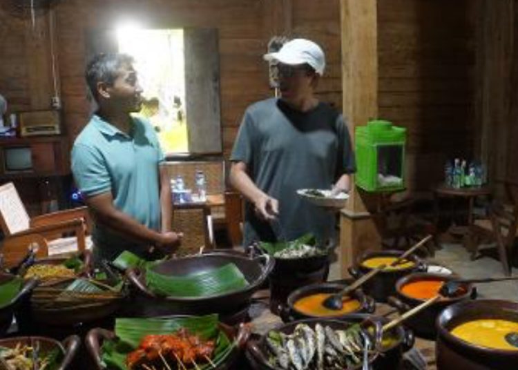 Pj Bupati Bojonegoro Adriyanto saat berada di kuliner Wedangan Purboroso di kulineran di Desa Tapelan, Kecamatan Kapas.