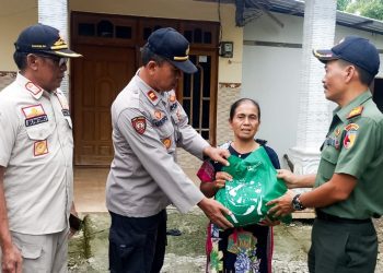 Pembagian paket sembako kepada warga kurang mampu dalam kegiatan Jumat Berkah oleh Koramil Sukosewu dan Forkopimcam setempat.