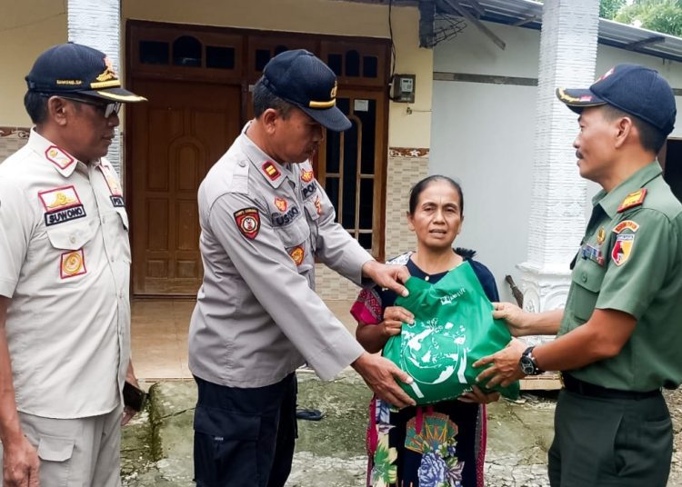 Pembagian paket sembako kepada warga kurang mampu dalam kegiatan Jumat Berkah oleh Koramil Sukosewu dan Forkopimcam setempat.