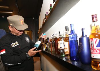 Satpol PP Surabaya melakukan sidak pengawasan izin perdagangan minuman beralkohol di sejumlah tempat usaha di kawasan Surabaya barat.