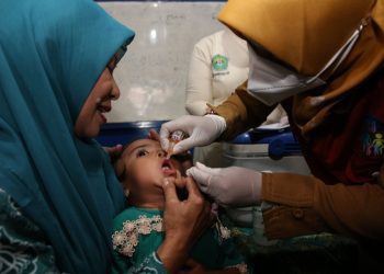 Salah satu pelaksanaan imunisasi polio yang diselenggarakan Dinas Kesehatan Surabaya.